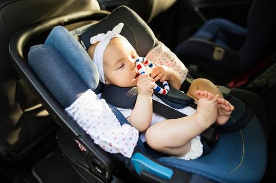 孩子穿羽绒服乘坐安全座椅可能有致命危险